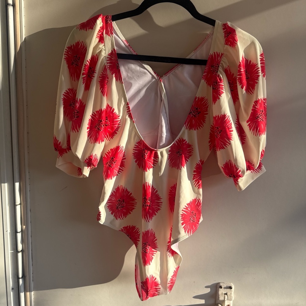 Women’s Cream Top with Red Floral Print - Puff Sleeve Bodysuit size M - Picture 5 of 8